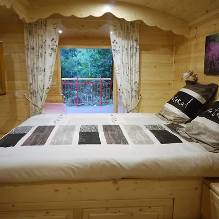 Luxury tent Les Roulottes De La Dordogne