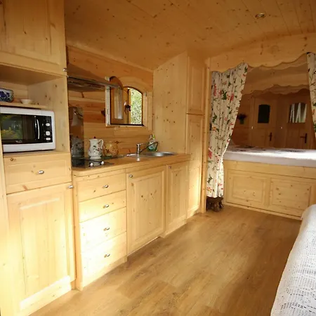 Luxury tent Les Roulottes De La Dordogne